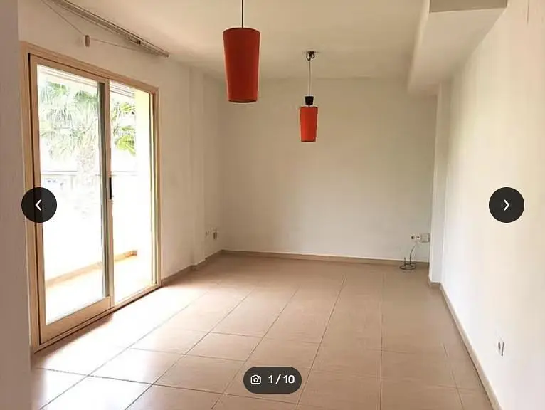 Salon; carrelage, lumière naturelle