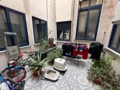 Balcon; lumière naturelle, nécessite rénovation