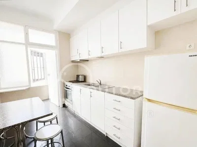 Keuken; keukenapparatuur, tegelvloer, natuurlijk licht