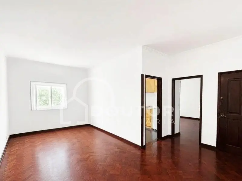 Slaapkamer; houten vloer, natuurlijk licht