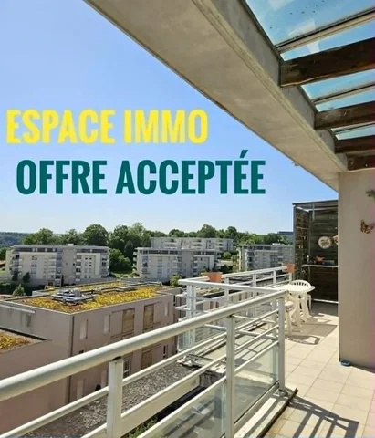 Balcone; vista, pavimento in piastrelle, luce naturale