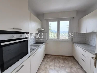 Cuisine; électroménager, carrelage, vue