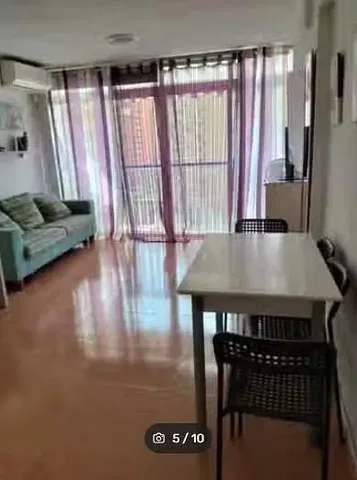 Σαλόνι; φυσικό φως, ξύλινο πάτωμα