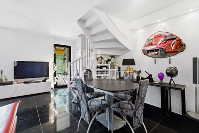 Woonkamer; tegelvloer, natuurlijk licht, moderne stijl