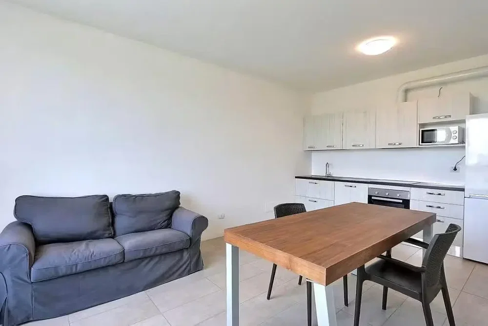 Wohnzimmer; fliesenboden, tageslicht, küchengeräte