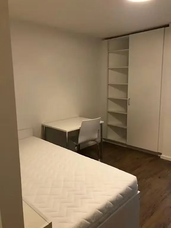 Dormitorio; suelo de madera, luz natural
