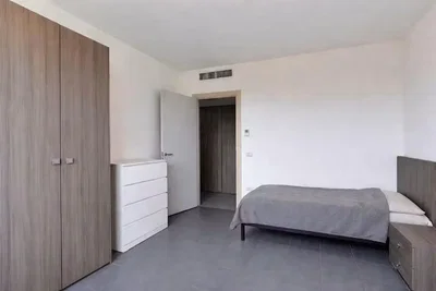 Schlafzimmer; fliesenboden, tageslicht