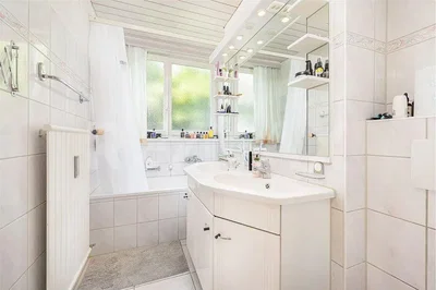 Baño; suelo de baldosas, luz natural