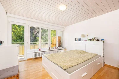 Dormitorio; suelo de madera, luz natural