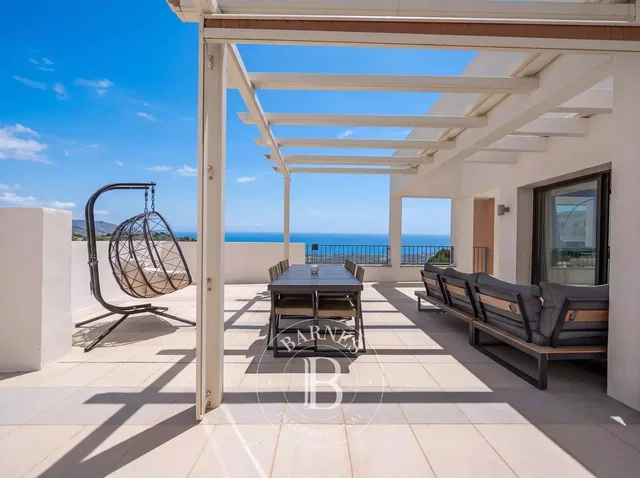 Terrazza; vista, pavimento in piastrelle, luce naturale