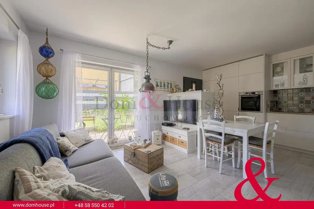 Dnevni boravak; prirodna svjetlost, moderan stil, drveni pod