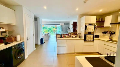 Cocina; electrodomésticos, suelo de baldosas, luz natural, renovado