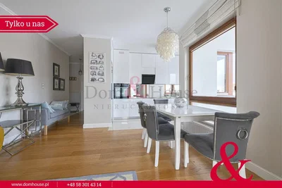 Хол; естествена светлина, дървен под, модерен стил