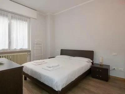 Spálňa; prirodzené svetlo, drevená podlaha