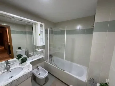 Badkamer; tegelvloer, natuurlijk licht