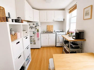 Cuisine; électroménager, parquet, lumière naturelle, style moderne