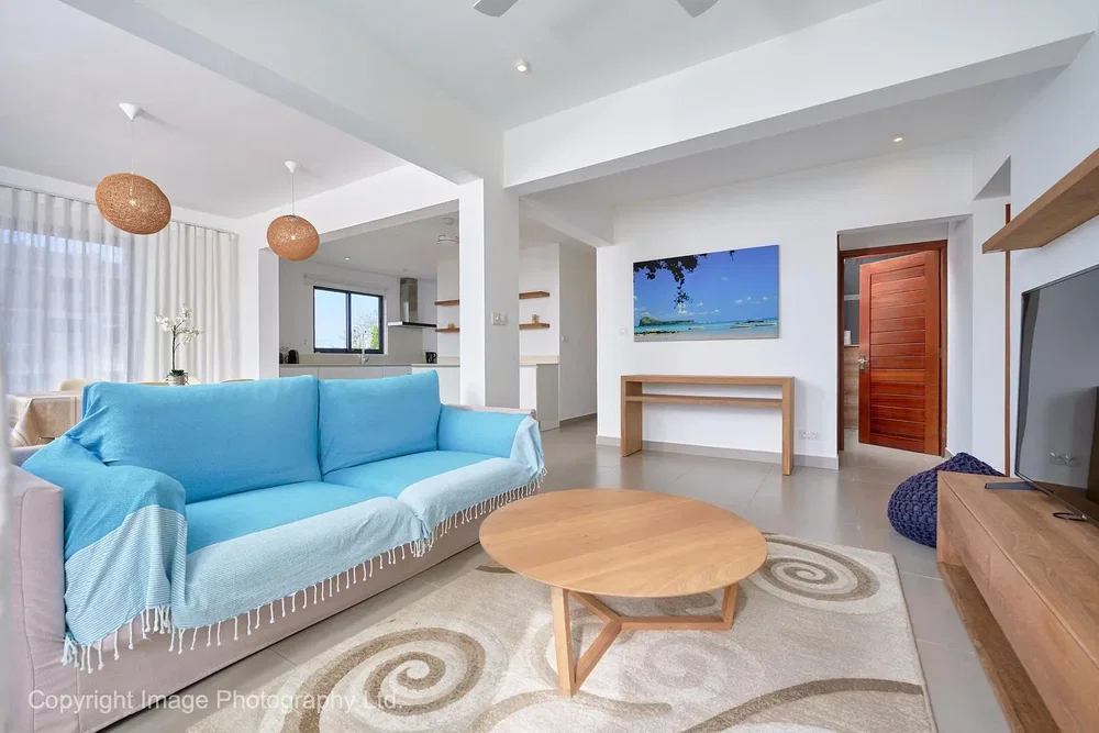 Salón; luz natural, estilo moderno, suelo de baldosas