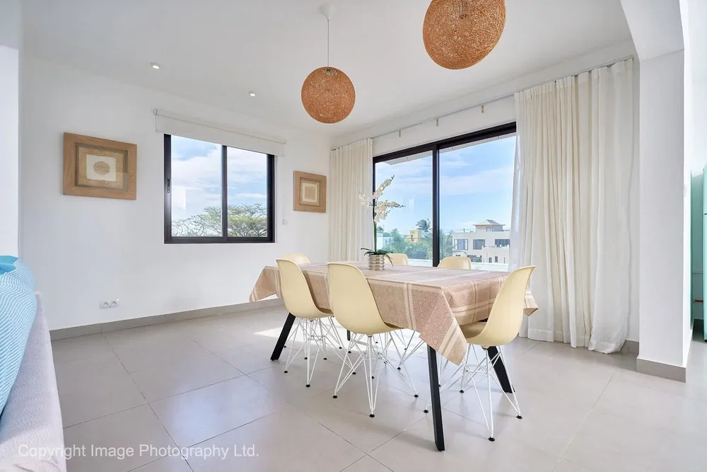 Salón; vista, luz natural, suelo de baldosas