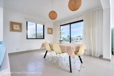 Salón; vista, luz natural, suelo de baldosas