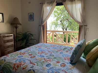 Dormitorio; luz natural, suelo de madera