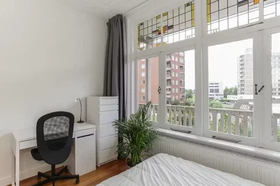 Dormitorio; vista, suelo de madera, luz natural