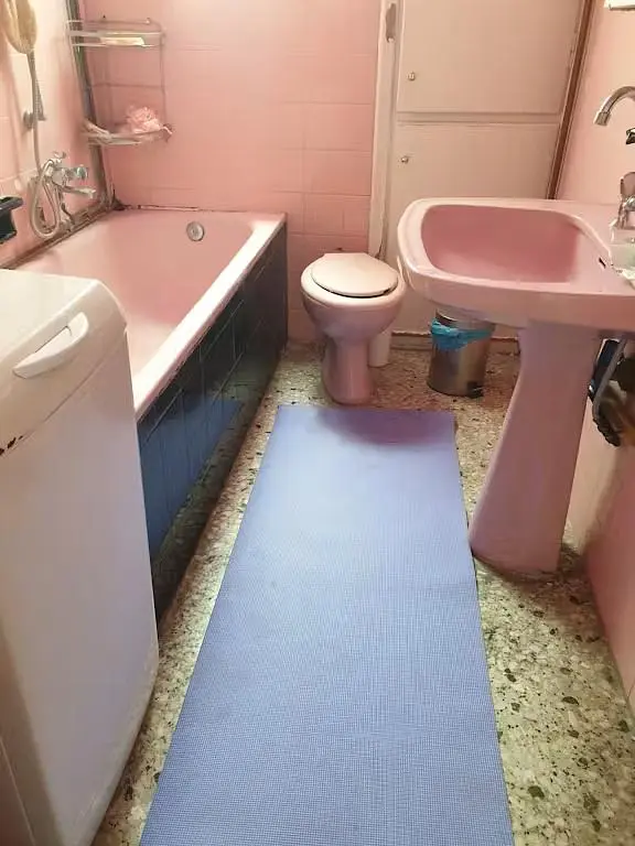 Banyo; fayans zemin, tadilat gerekiyor