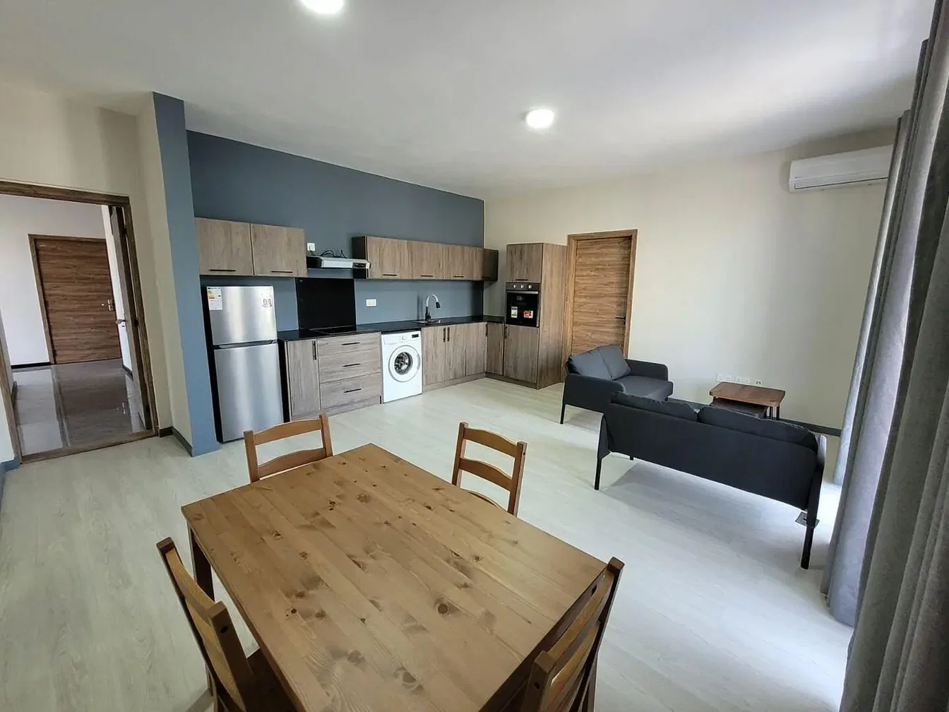 Obývačka; kuchynské spotrebiče, prirodzené svetlo, drevená podlaha, moderný štýl