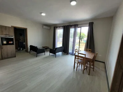 Obývačka; drevená podlaha, prirodzené svetlo, moderný štýl