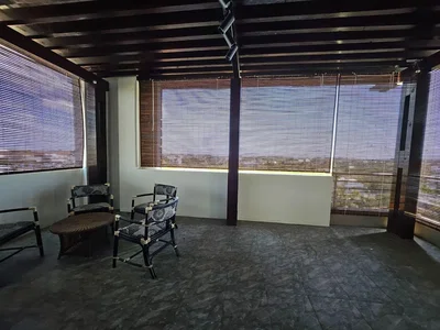 Balkon; manzara, fayans zemin, doğal ışık