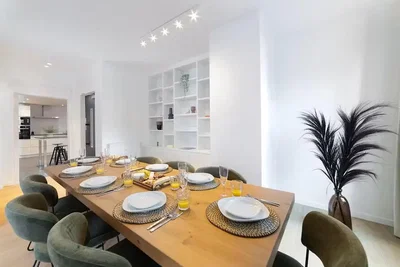 Sala da pranzo; stile moderno, pavimento in legno, luce naturale, ristrutturato