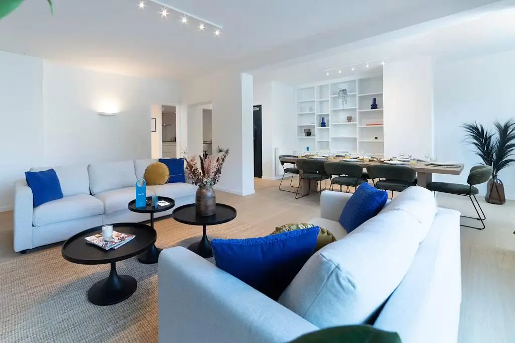 Soggiorno; luce naturale, stile moderno, pavimento in legno