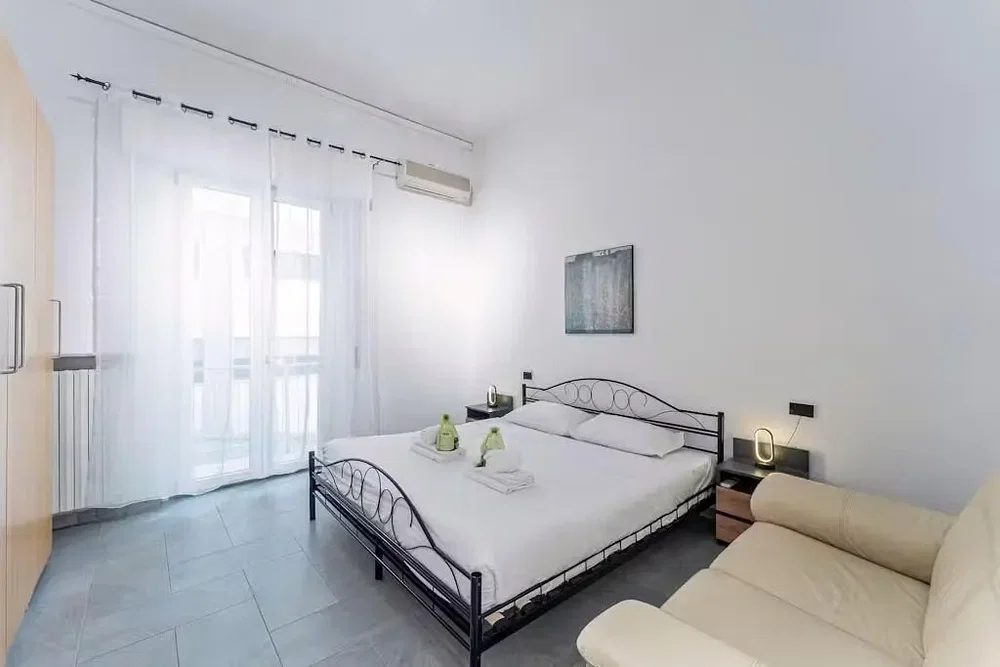 Ložnice; dlažba, přirozené světlo