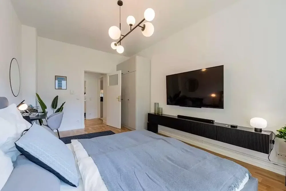 Camera da letto; luce naturale, stile moderno, pavimento in legno
