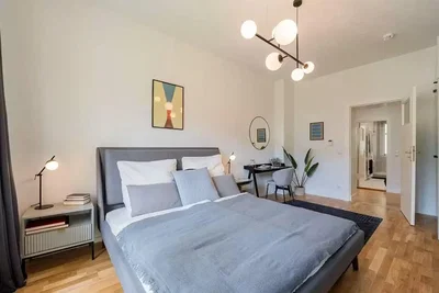 Camera da letto; pavimento in legno, luce naturale