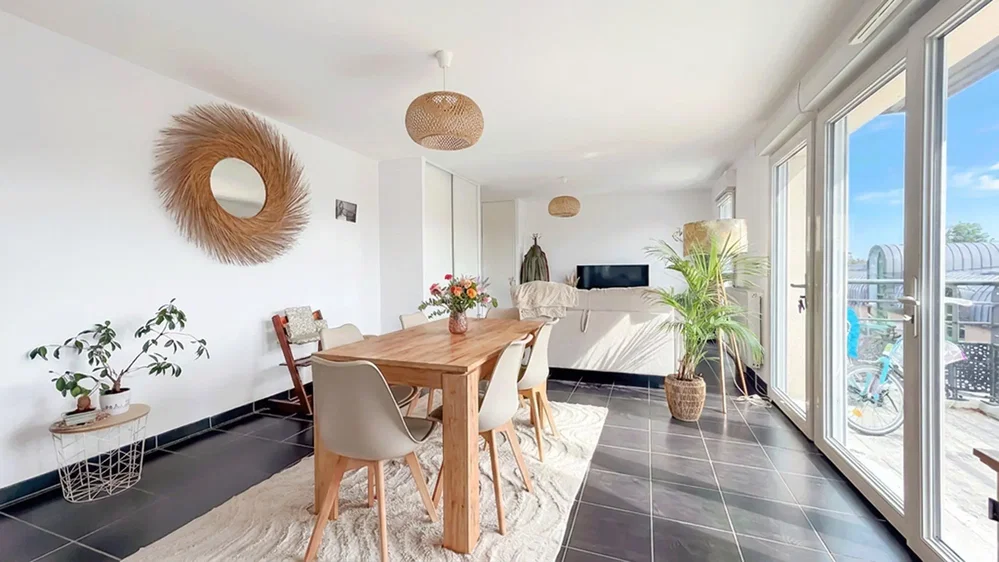 Woonkamer; tegelvloer, natuurlijk licht, moderne stijl