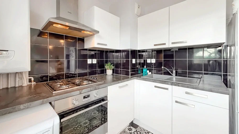 Keuken; keukenapparatuur, tegelvloer, natuurlijk licht