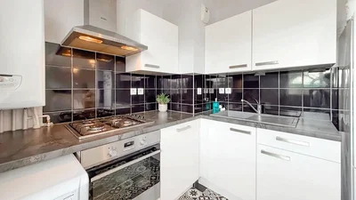 Keuken; keukenapparatuur, tegelvloer, natuurlijk licht