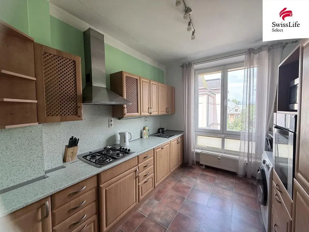Cuisine; électroménager, carrelage, lumière naturelle