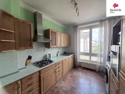 Cuisine; électroménager, carrelage, lumière naturelle