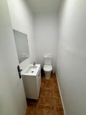 Toilette; pavimento in piastrelle