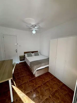 Camera da letto; pavimento in piastrelle, luce naturale
