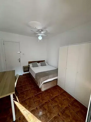 Camera da letto; pavimento in piastrelle, luce naturale