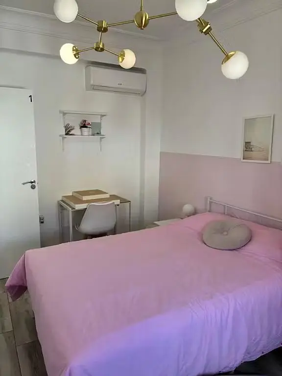 Schlafzimmer; tageslicht, holzboden