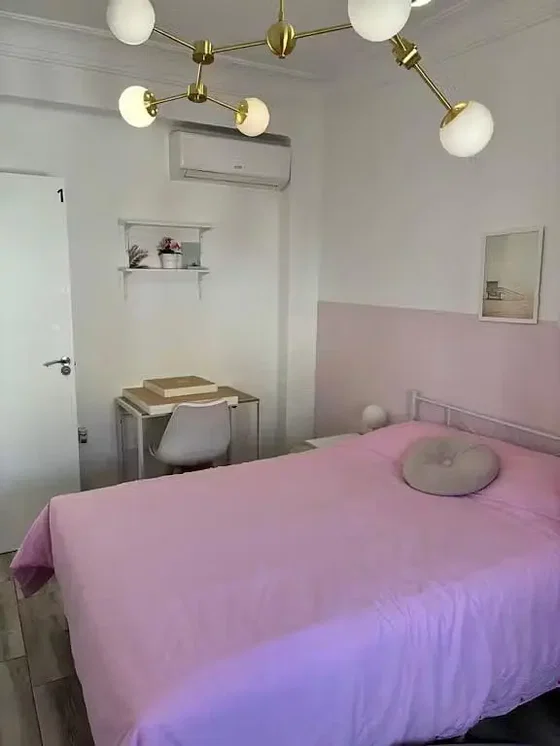 Schlafzimmer; tageslicht, holzboden