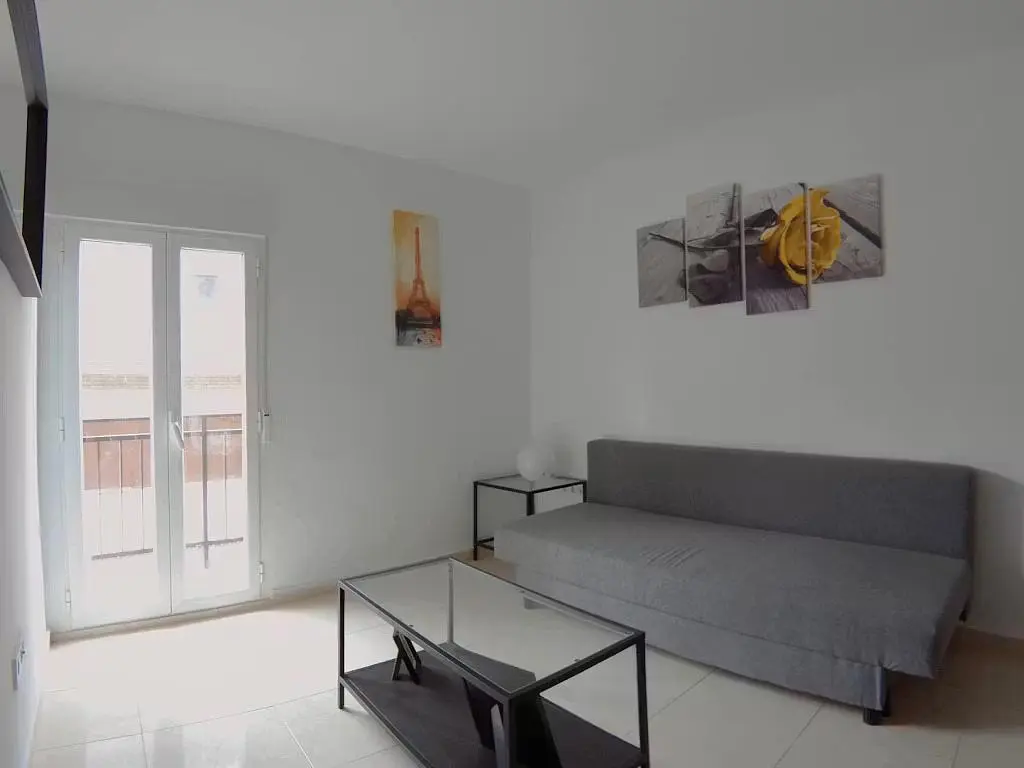 Woonkamer; natuurlijk licht, tegelvloer