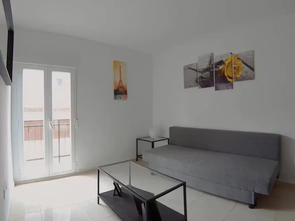 Woonkamer; natuurlijk licht, tegelvloer
