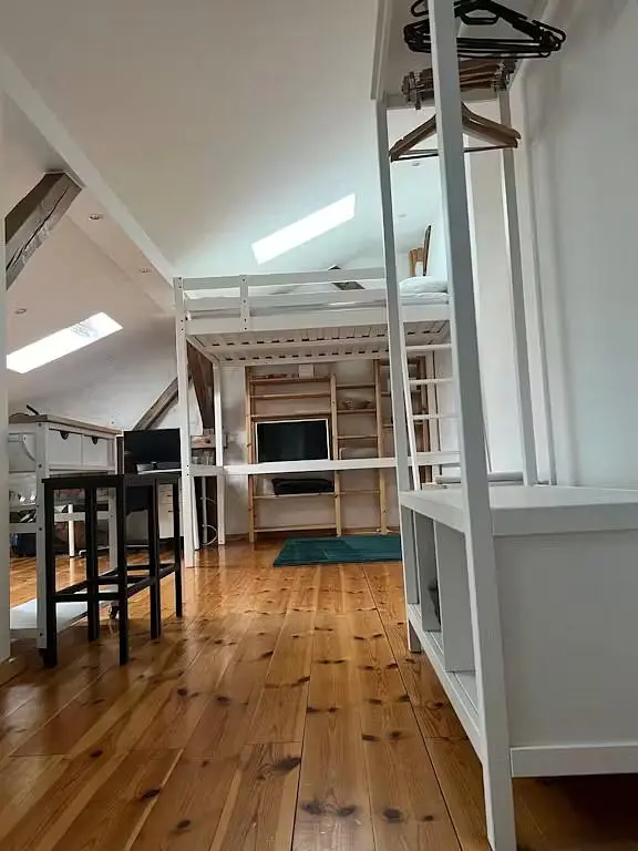 Sala de estar; chão de madeira, luz natural