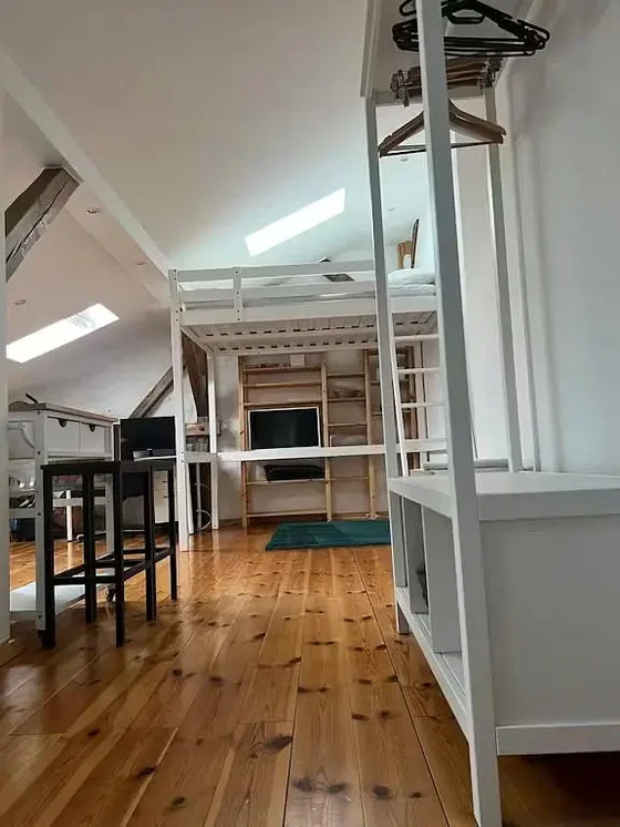 Sala de estar; chão de madeira, luz natural