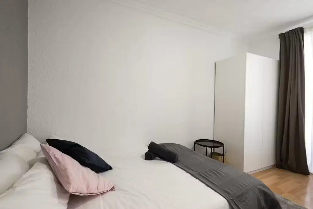 Camera da letto; pavimento in legno, luce naturale