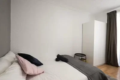Camera da letto; pavimento in legno, luce naturale
